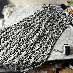 TriBeCa Medium Black White Patterned Cap Sleeve Dress
